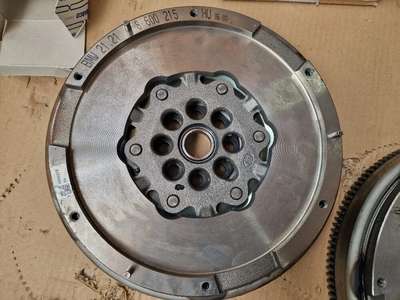 Unbranded Flywheel Flywheel-LUK-(New---Take-off)-8600215 &ndash; Does not ship to Lebanon. See detailsfor shippingLocated in: Gemünden am Main, Bayern, Germany Delivery: Varies Returns: Seller does not accept returns. See details- for more information about returns Payments: Diners Club Condition: New Hersteller: LUK Herstellernummer: 8600215 Vergleichsnummer: BMW Nr.: 8600215, 21208600215 Artikelnummer: 8600215 Matchcode: 21208600215 Einheit: Stück EAN: 4014870351564 Ursprungsland: Deutschland